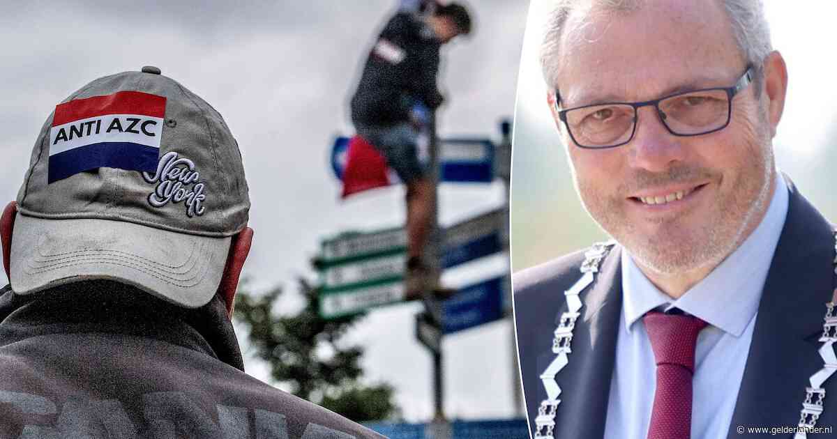 Burgemeester na rellen Opheusden: ‘Ik schrok toen bleek dat er gemaskerde types tussen zaten’