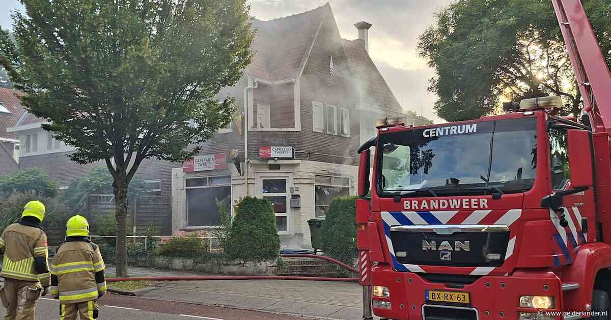 Grote brand bij leegstaande snackbar Tweety: twee gewonden, waarvan één naar het ziekenhuis