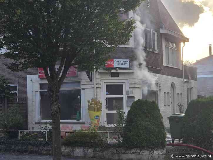 Grote brand in voormalige snackbar, traumahelikopter landt op voetbalveld