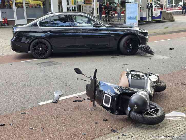 Scooterrijder loopt flinke verwondingen op bij botsing