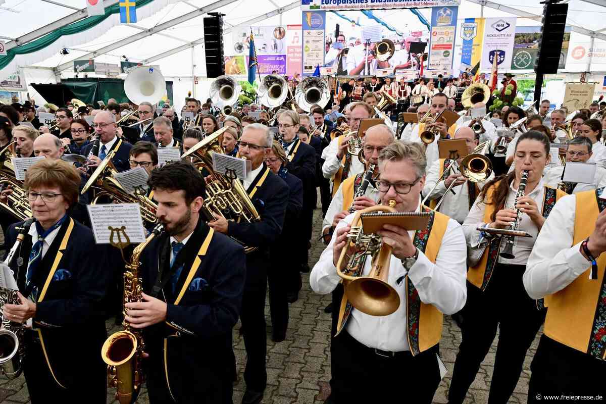 Blasmusikfestival im Erzgebirge mit Festumzug und Konzert eröffnet: Das sind die schönsten Bilder