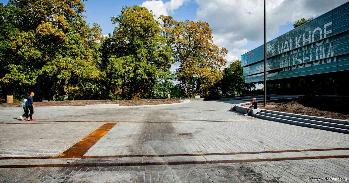 Fonkelnieuw Valkhofplein is nu al vet vet, ook al maakt Dar elke week twee keer schoon