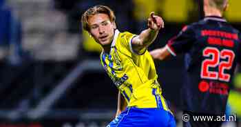 Almere City verkleint achterstand op koploper Heracles, Jesse van der Haar knuffelt vader Hans na goal