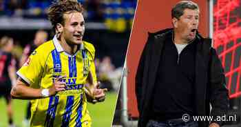 Jesse van der Haar knuffelt vader Hans op de tribune, pijnlijke nederlaag voor FC Volendam bij Jong AZ