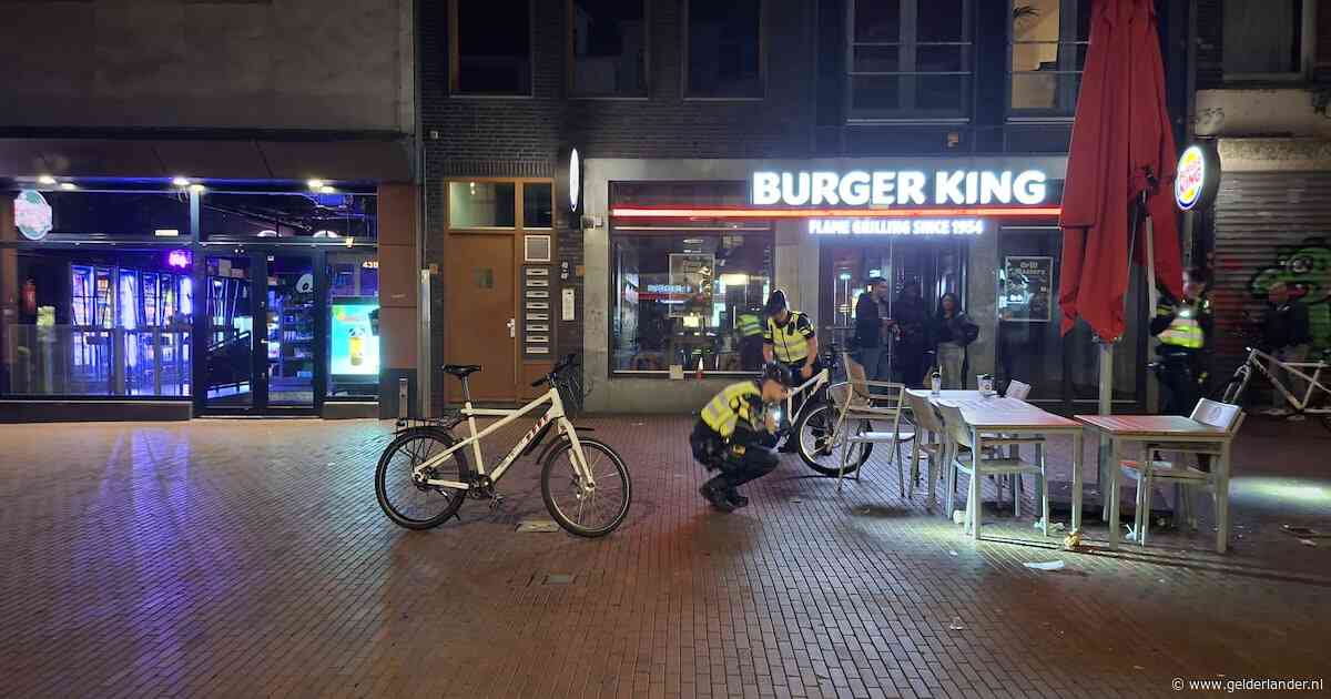 Politie onderzoekt steekincident bij Burger King in Nijmegen, mogelijk ook iemand verderop neergestoken