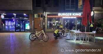 Politie onderzoekt steekincident bij Burger King in Nijmegen, mogelijk ook iemand verderop neergestoken