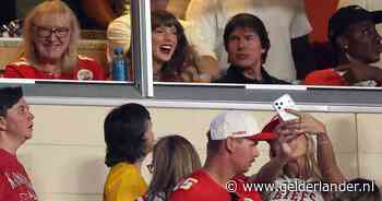 Tom Cruise krijgt les van Taylor Swift over American football: ‘Ze heeft er verstand van’