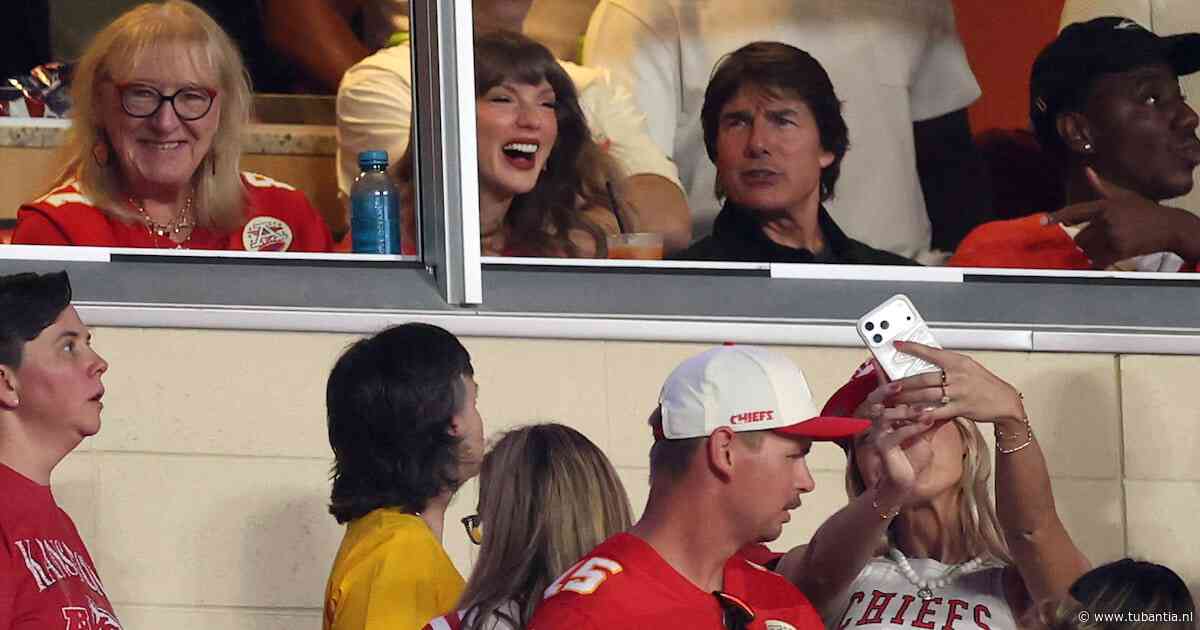 Tom Cruise krijgt les van Taylor Swift over American football: ‘Ze heeft er verstand van’