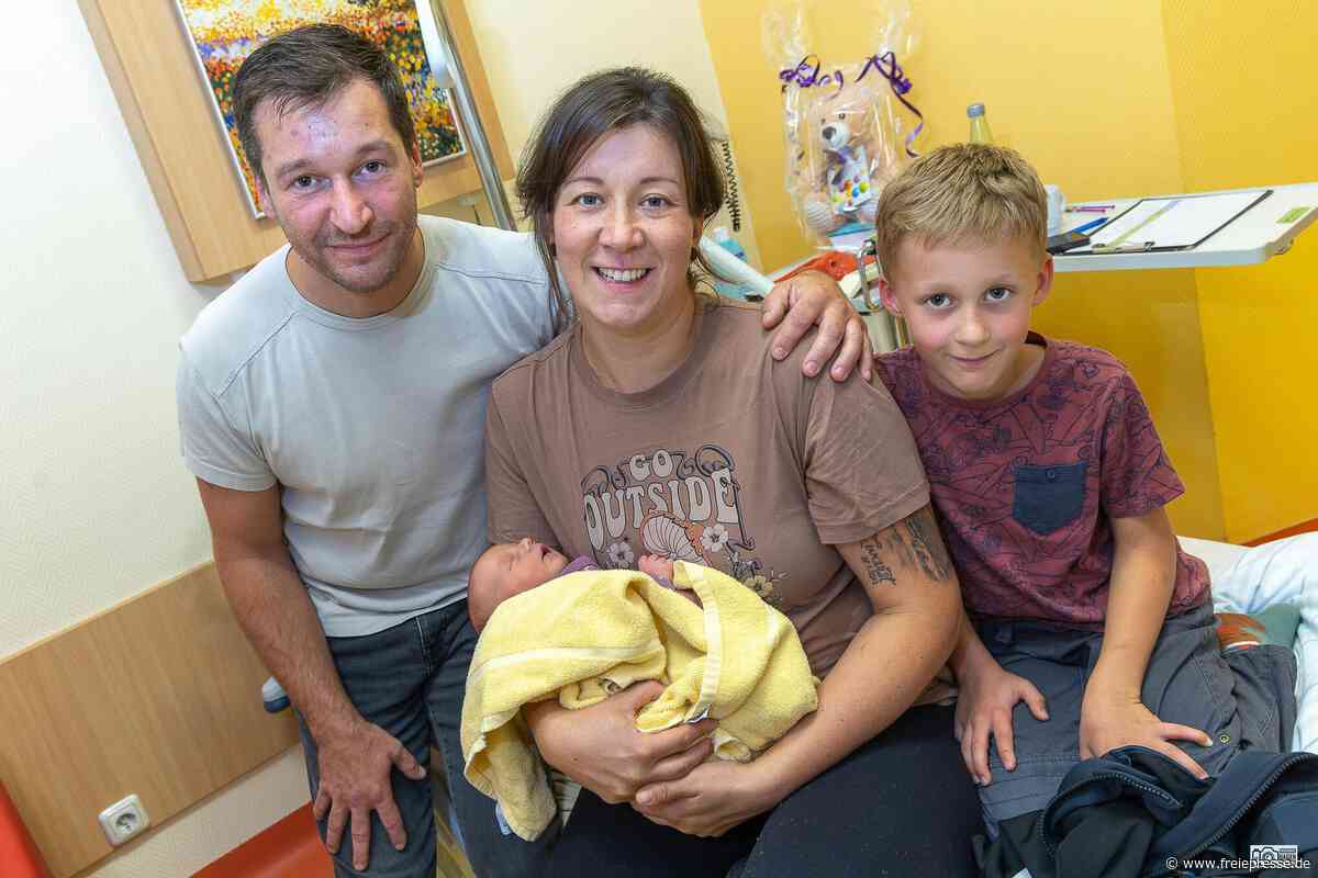 Blitz-Geburt im Vogtland: Baby Lena kommt im Familienauto zur Welt – mit dem Po voran