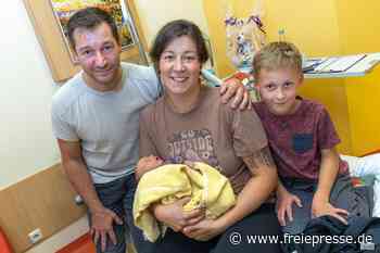Blitz-Geburt im Vogtland: Baby Lena kommt im Familienauto zur Welt – mit dem Po voran