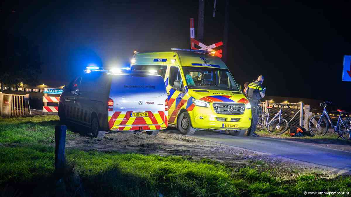 Fietser zwaargewond op spoorwegovergang, kwam in botsing met trein