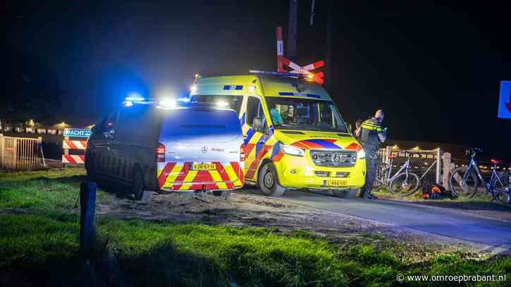 Fietser zwaargewond op spoorwegovergang, kwam in botsing met trein
