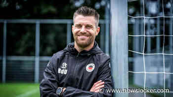 De jongste trainer in de Eredivisie timmert op ’ouderwetse’ manier aan de weg: ’Alles anders doen dan vroeger? Onzin!’