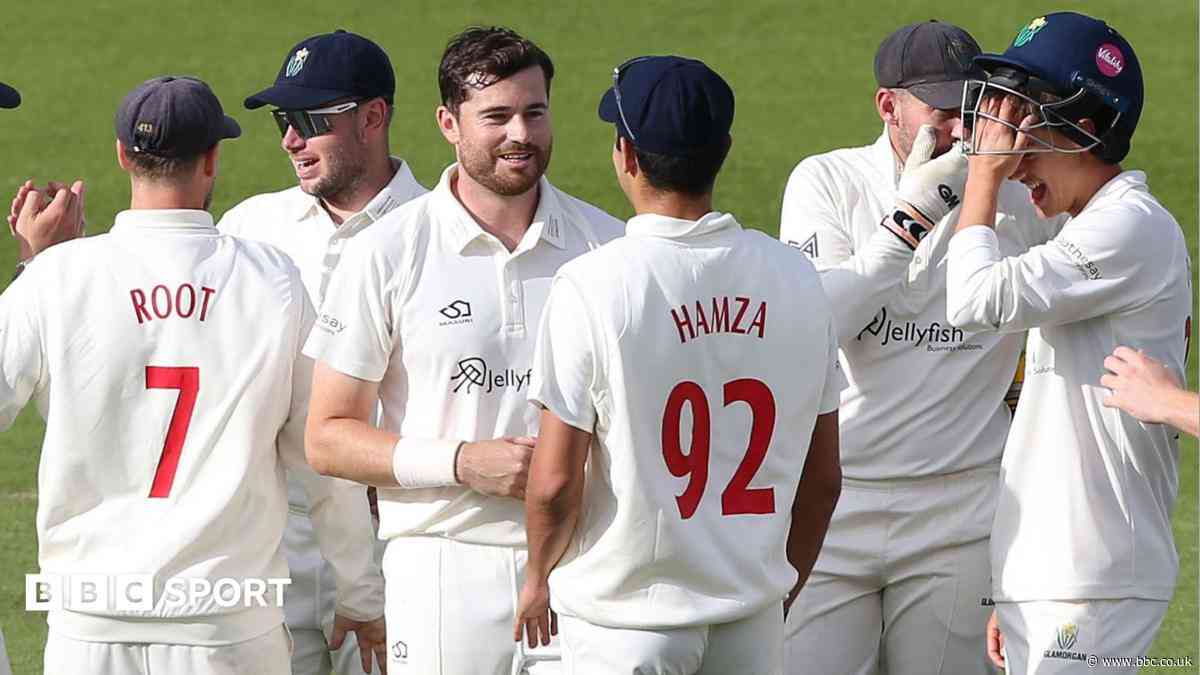 Glamorgan beat Surrey to seal Divison One status