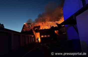 FW Düren: Scheune in Merken steht beim Eintreffen in Vollbrand.