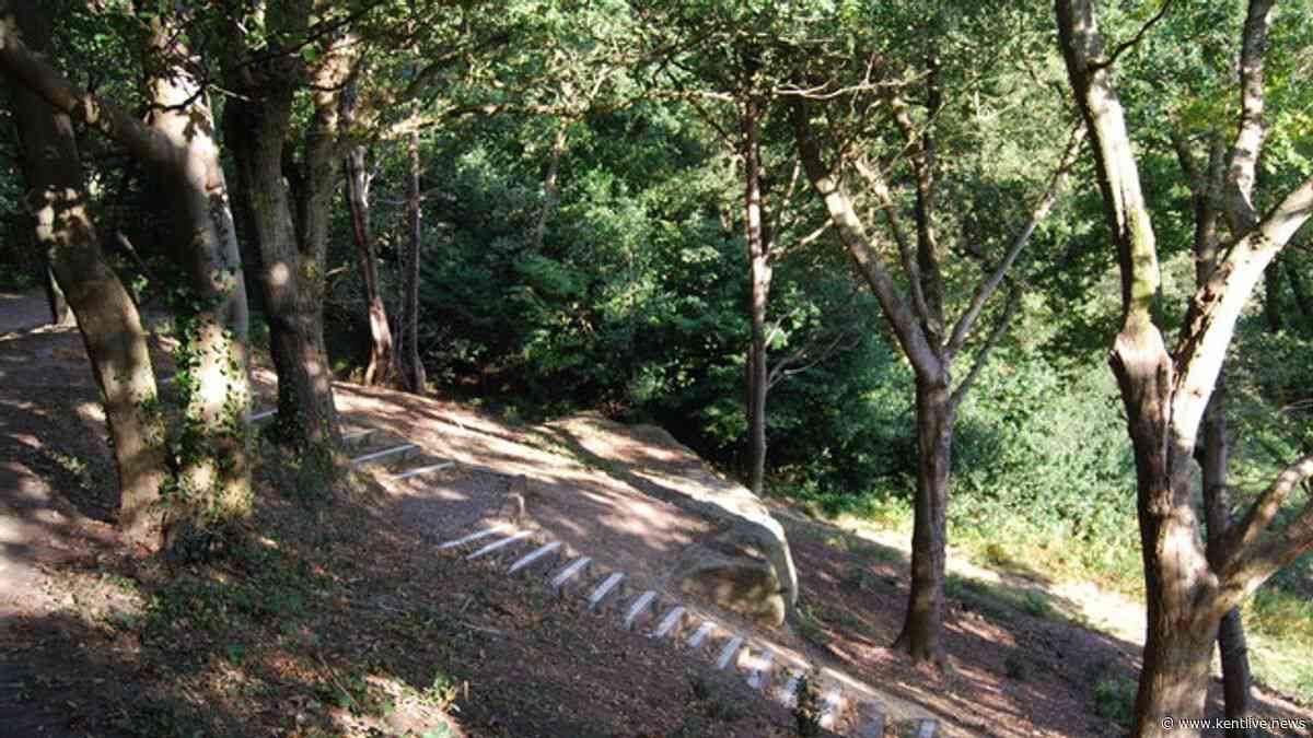 The magical short walk in Kent with stunning views and 2 great pubs