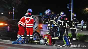 Zwei Autos kollidieren frontal: Feuerwehr befreit eingeklemmten Fahrer