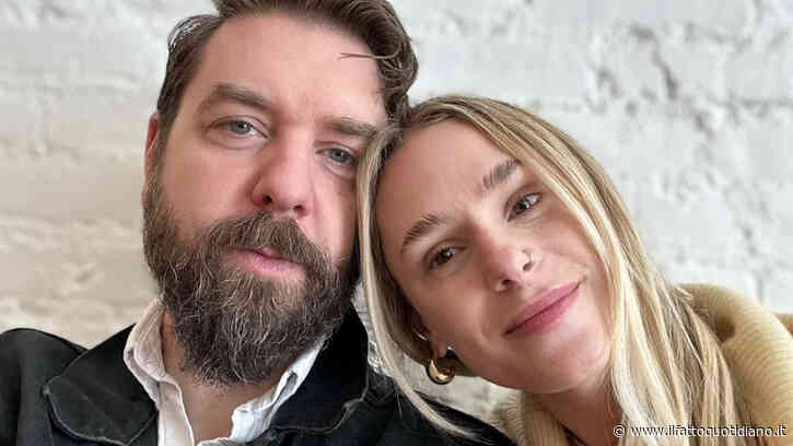 “Vivo una relazione poliamorosa: io e il mio compagno ci raccontavamo gli appuntamenti. Finché frequentavo solo donne andava bene, poi con un uomo è arrivata la gelosia”: la storia di Hayley Folk