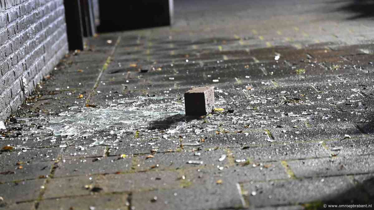 Vandalen teisteren wijk in Breda, ruit huis ingegooid, auto in vlammen op