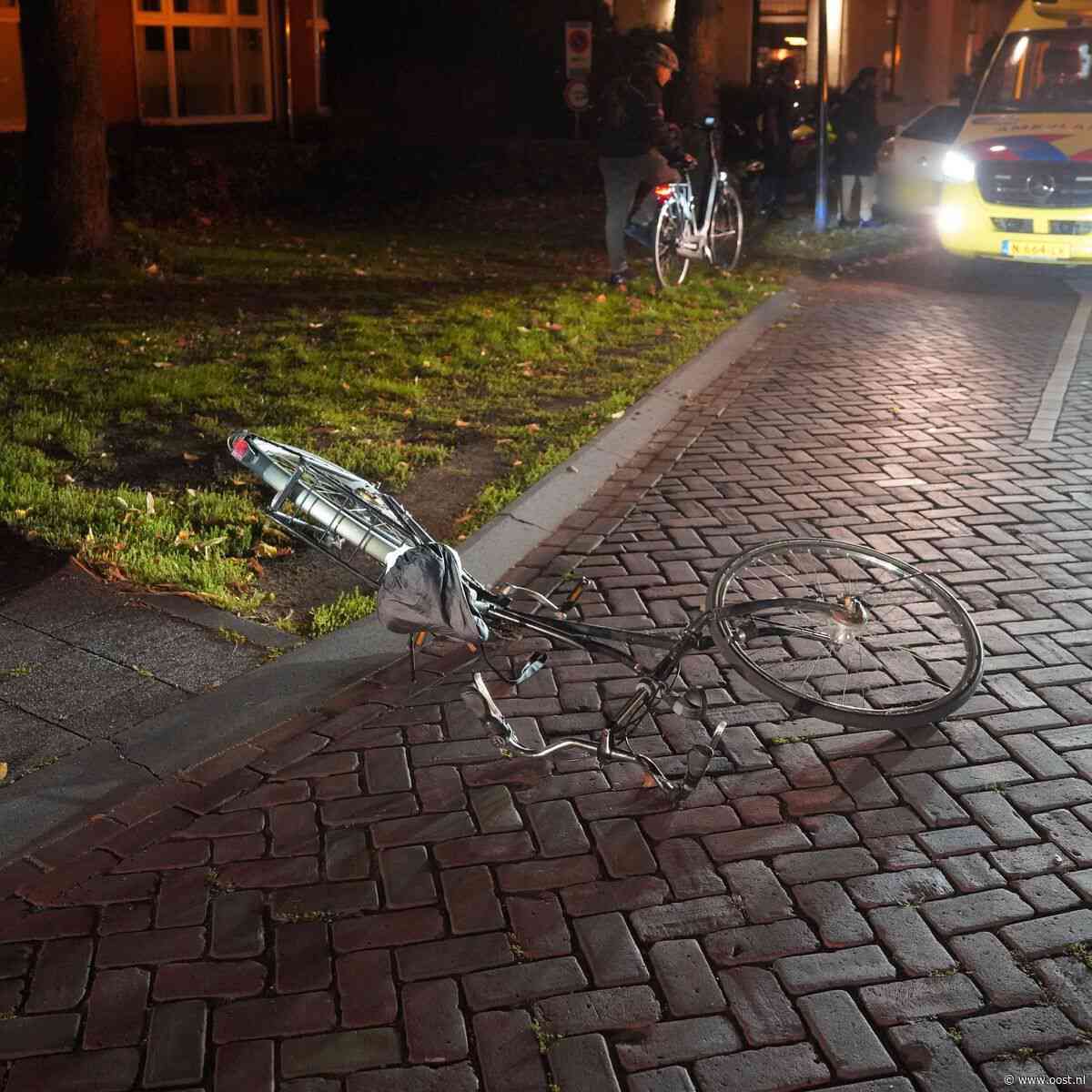 Fietser en scooterrijder gewond bij botsing in Zwolle