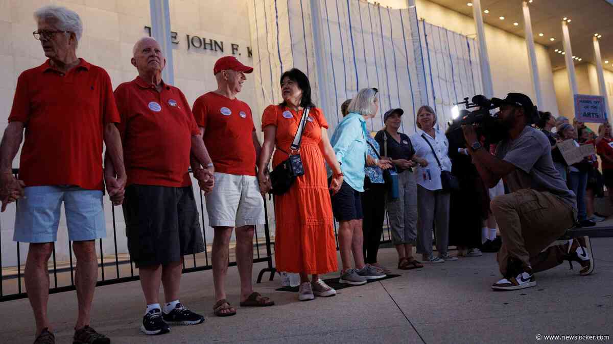 Betogers vormen menselijke keten rond Kennedy Center uit protest tegen Trump: ’Donny, je bent geen JFK’