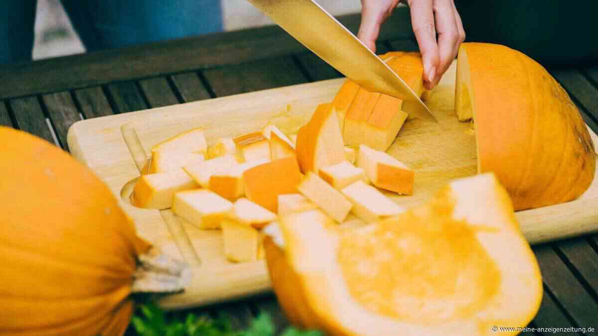 Dieser Kniff macht das Schneiden eines Kürbises leichter