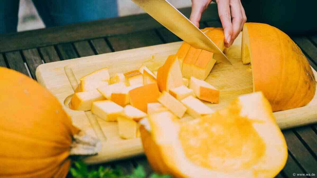 Dieser Kniff macht das Schneiden eines Kürbises leichter