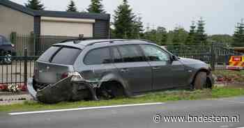 Auto crasht tegen hekwerk in Oosteind, inzittenden nemen de benen
