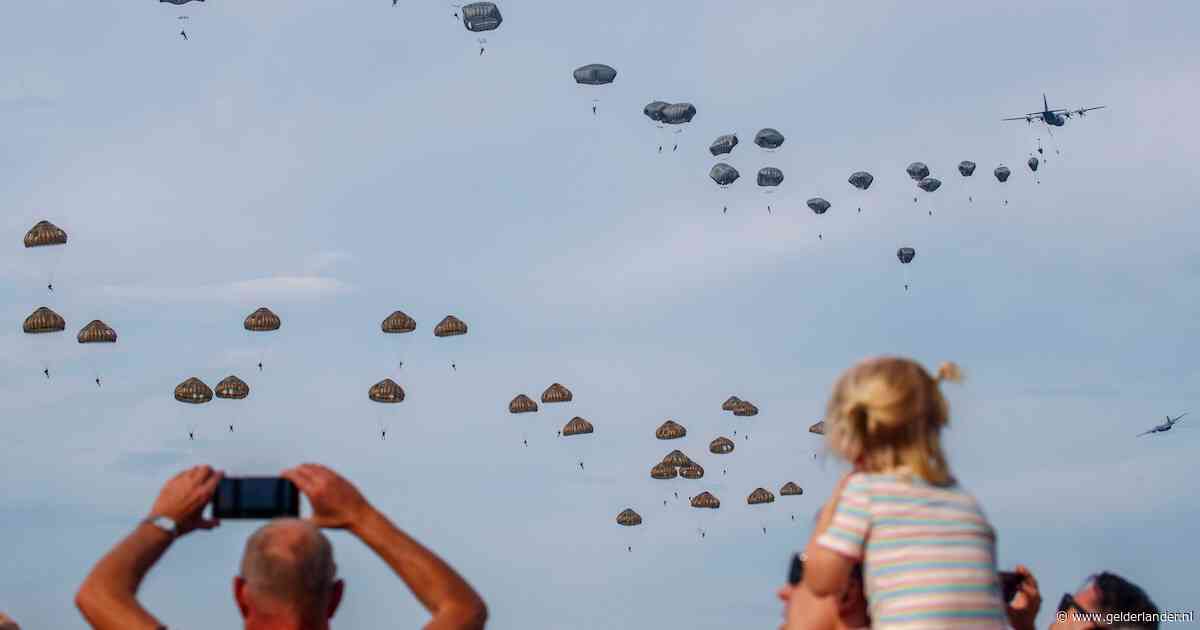 LIVE Airborne Herdenking 2026 | Bomvolle P+R en lange rijen voor de heide • Volg hier de luchtlandingen