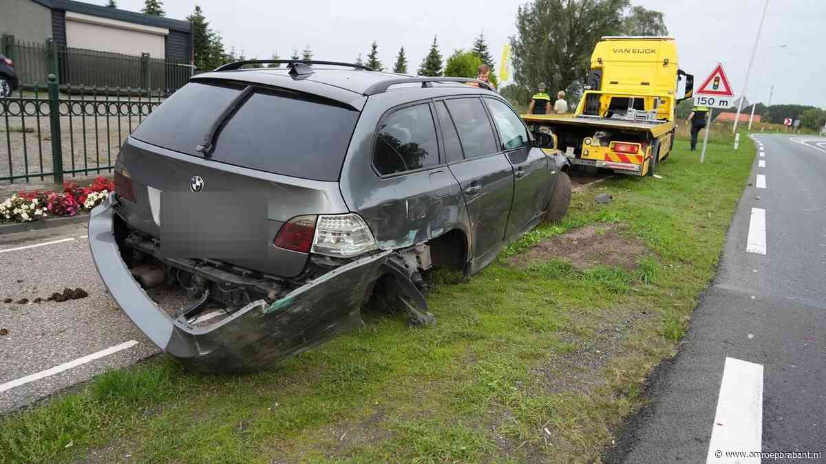 Auto crasht tegen hek Oosteind,  inzittenden vluchten maar komen niet ver
