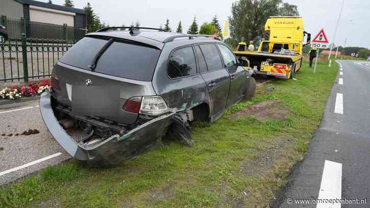Auto crasht tegen hek Oosteind,  inzittenden vluchten maar komen niet ver