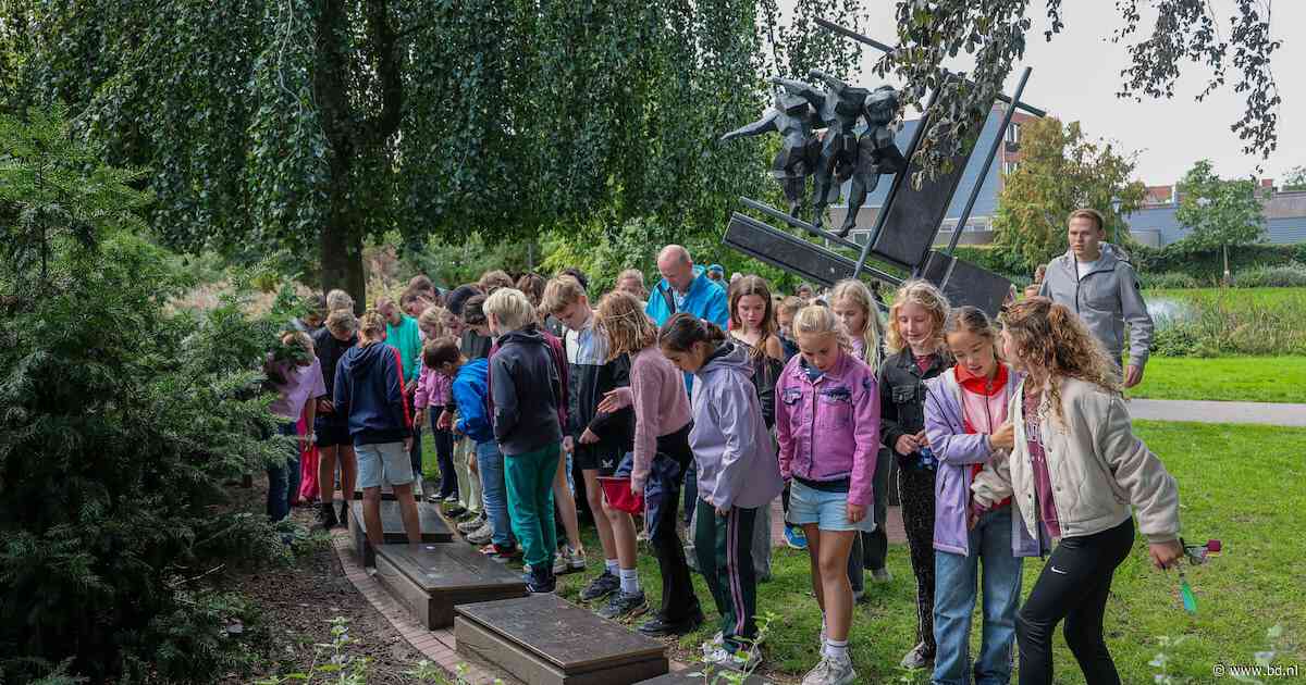 Bestse basisschoolleerlingen adopteren graven van Britse militairen op ereveld Mierlo