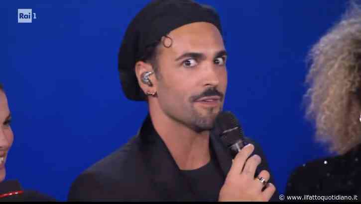 “Ho fatto un tour in un momento molto difficile della mia vita. Impossibile replicare quei numeri, quindi da oggi faremo tutto sbagliato. Sto tramando”: Marco Mengoni misterioso ai Byd Music Awards