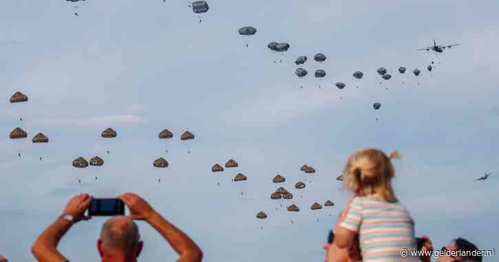 LIVE Airborne Herdenking 2026 | Harde wind zet streep door voorprogramma • Onzekerheid over massale landing parachutisten