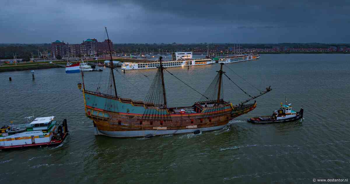 De iconische Batavia verlaat Lelystad en is onderweg naar Amsterdam