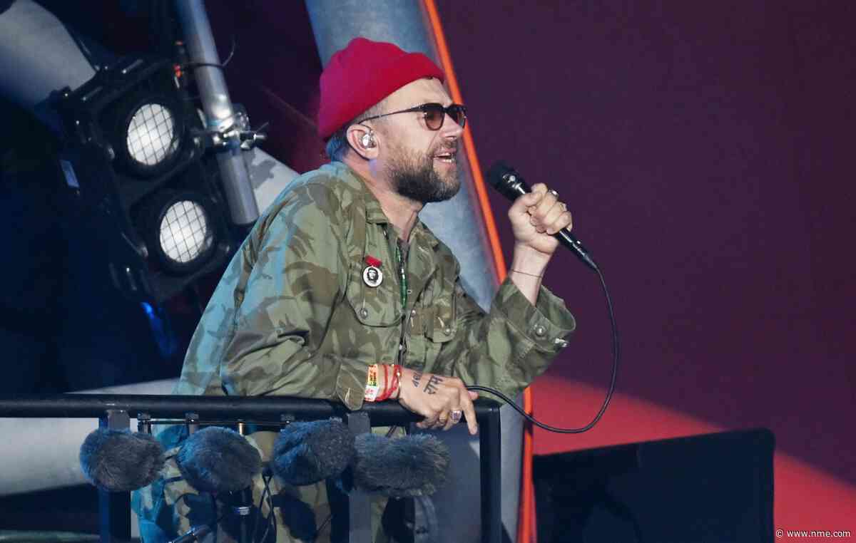 Damon Albarn holds up Palestinian flag as Gorillaz kick off US tour: “Don’t forget this. Ever. Stand your position. Don’t ever be neutral”