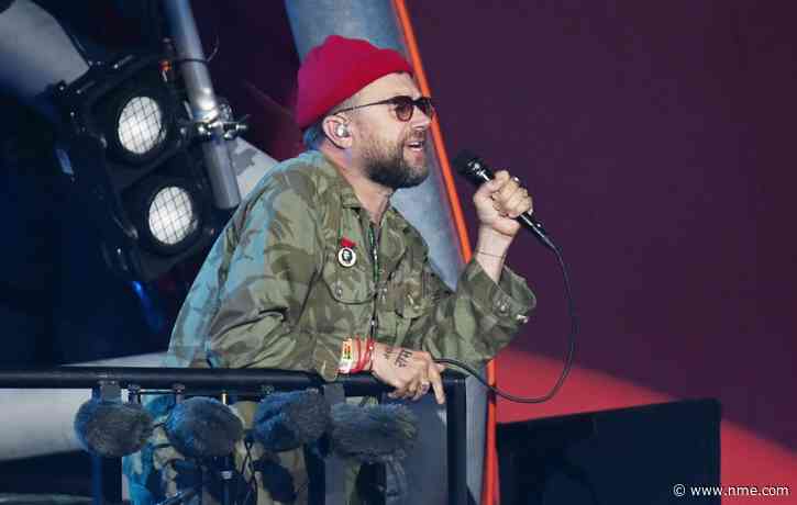 Damon Albarn holds up Palestinian flag as Gorillaz kick off US tour: “Don’t forget this. Ever. Stand your position. Don’t ever be neutral”