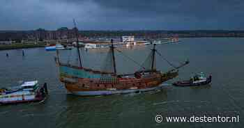 Iconische Batavia verlaat Lelystad en vaart dwars door Amsterdam naar werf