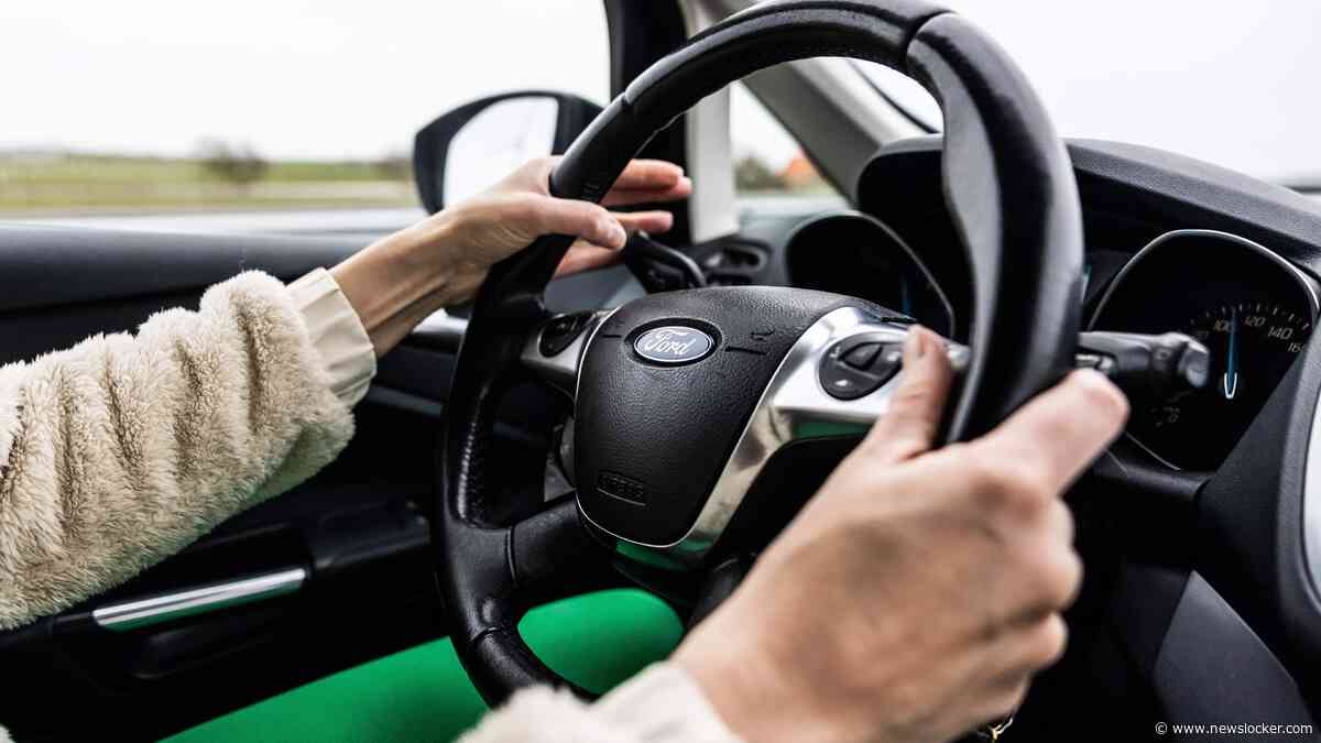 Man met levenslang rijverbod claxonneert naar politieauto en krijgt celstraf: ’Bijzonder idioot’