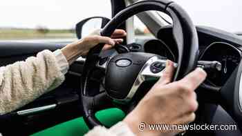 Man met levenslang rijverbod claxonneert naar politieauto en krijgt celstraf: ’Bijzonder idioot’