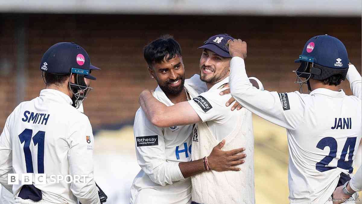 Bears beat Essex to go top of Division One