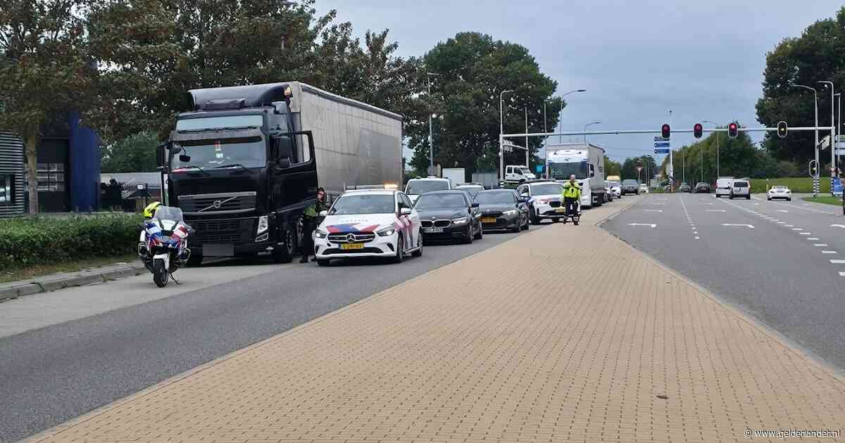 Spaanse vrachtwagen klemgereden en doorzocht door politiemacht in Doetinchem