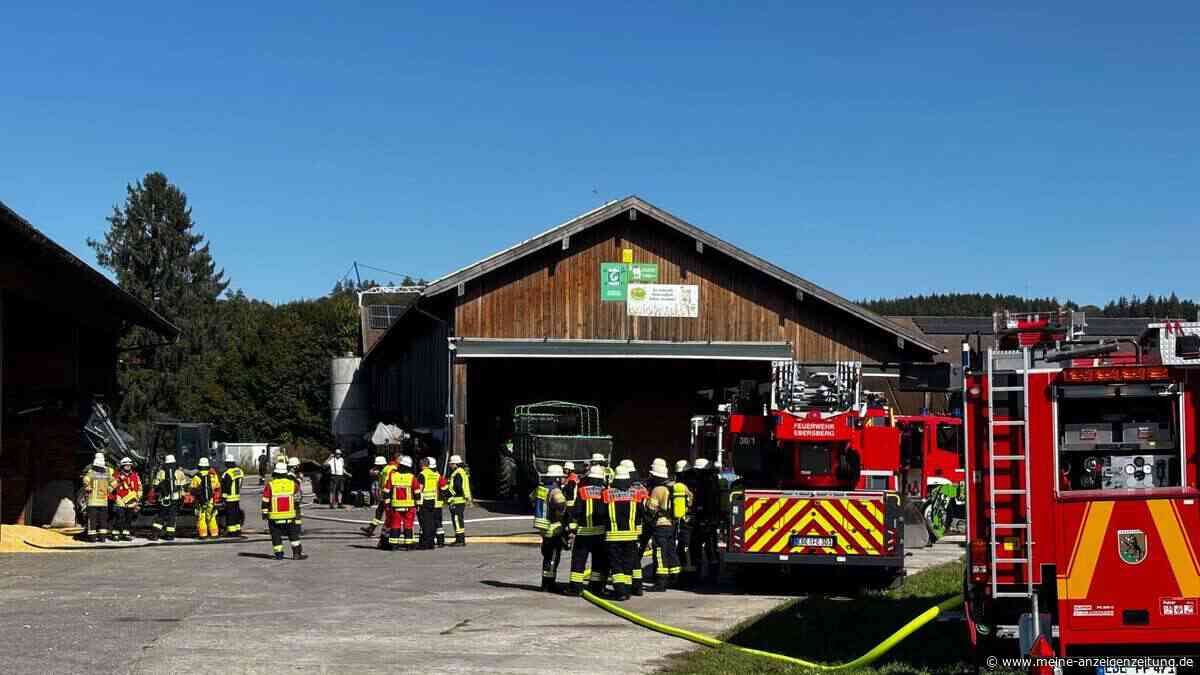 Motor in Flammen bei Ebersberg: Hallen-Vollbrand knapp verhindert