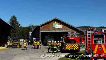 Motor in Flammen bei Ebersberg: Hallen-Vollbrand knapp verhindert