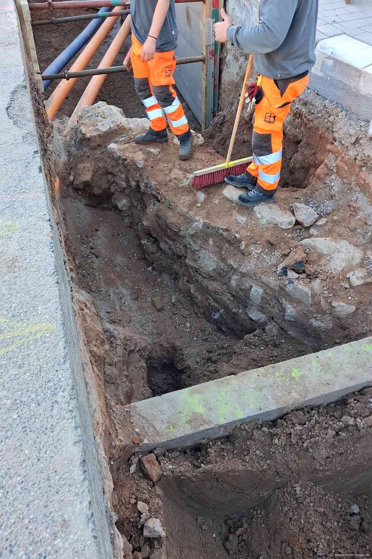 Landau – Historischer Fund im Landauer Marienring: Fernwärmearbeiten legen Teil der Stadtmauer frei