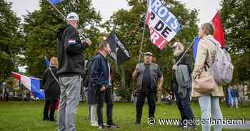 Honderden demonstranten op Malieveld voor extreemrechtse demonstratie, veel politie aanwezig