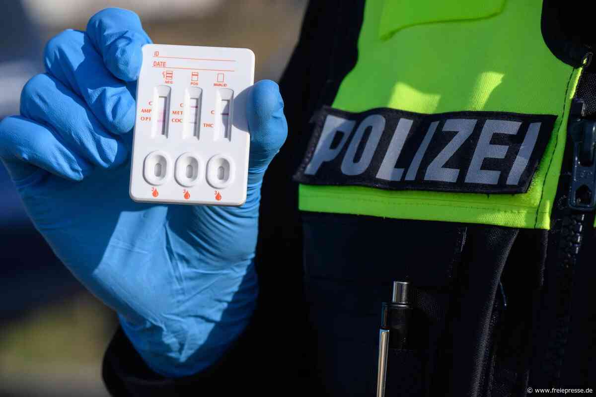 Mit Kokain und Cannabis: Fahranfänger kracht im Erzgebirge in Mercedes