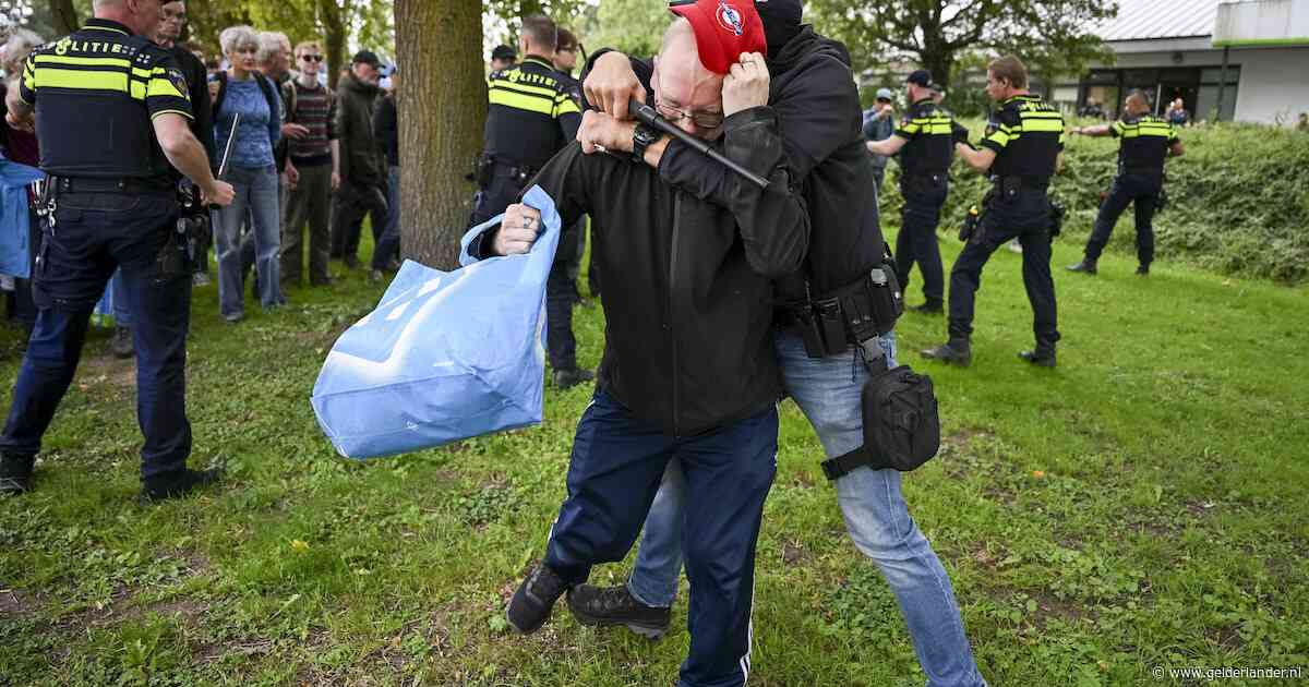 XR-activisten proberen A12 bij Zevenaar te betreden, politie houdt ze tegen
