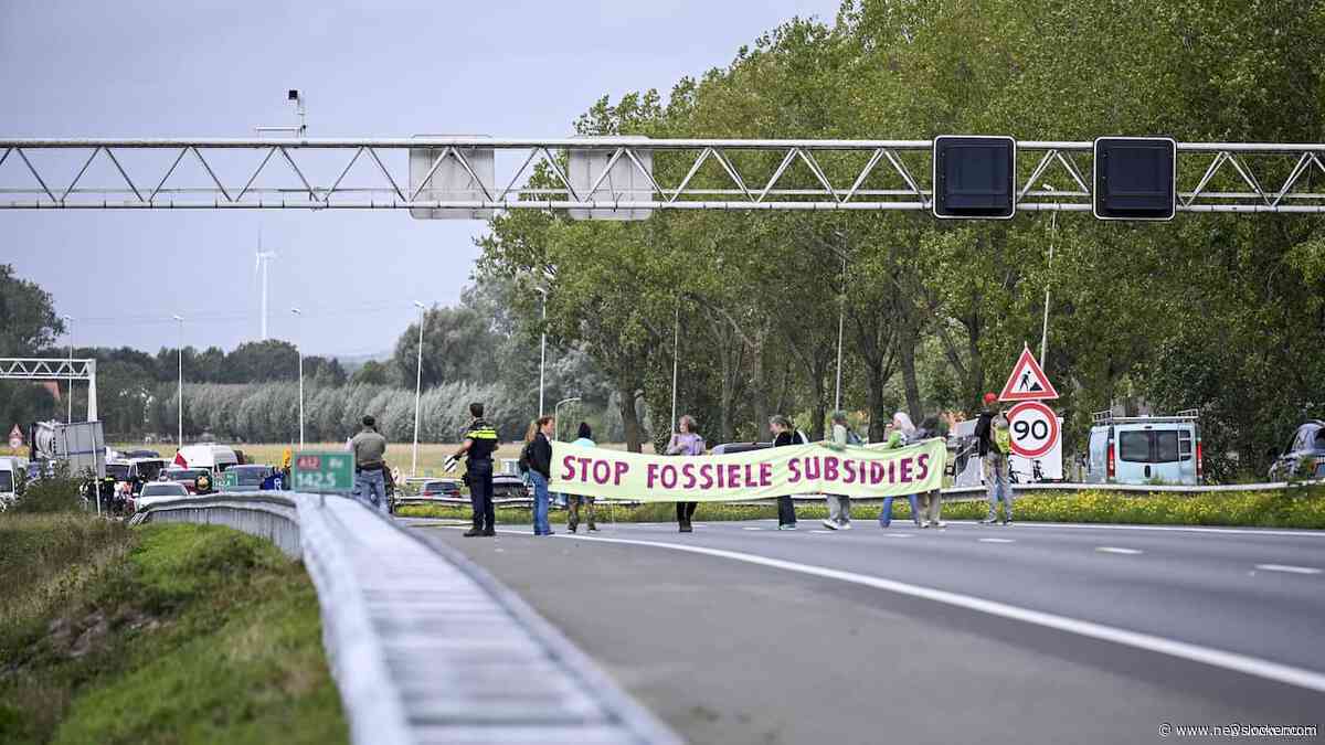 Klimaatactivisten van XR blokkeren A12 bij Zevenaar richting Duitse grens