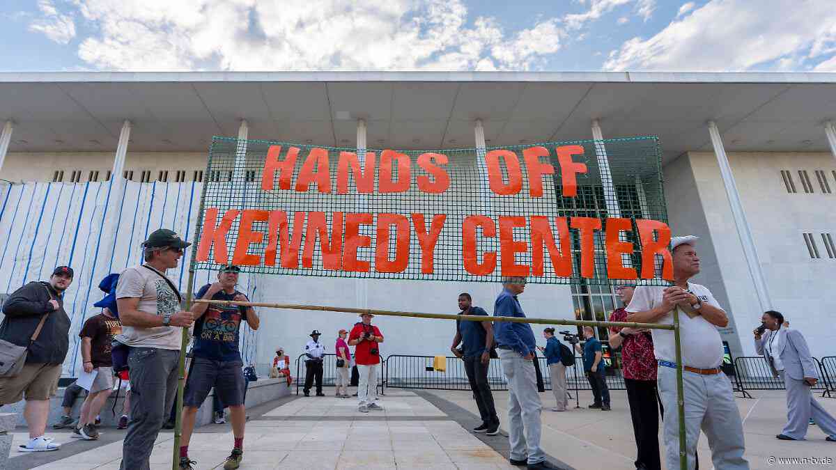 Trump droht mit Abriss: Demonstranten bilden Menschenkette um Kennedy Center
